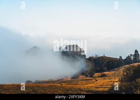 Monument naturel Helfensteine dans la réserve naturelle Dörnberg au lever du soleil avec brouillard matinal, quartier de Kassel, Hesse, Allemagne Banque D'Images