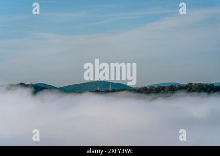 Vue sur le réservoir d'Edersee, le brouillard matinal s'est accumulé dans la vallée pendant la nuit. Waldeck-Frankenberg district, Hesse, Allemagne. Banque D'Images