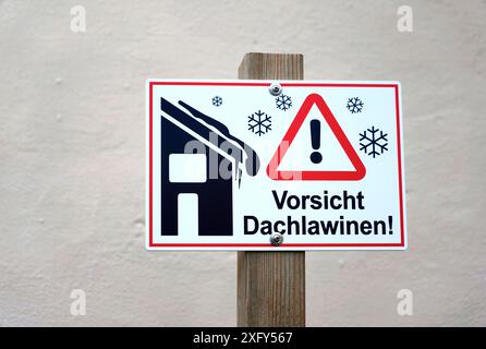 Allemagne, Bavière, haute-Bavière, mur de maison, panneau d'avertissement en hiver, méfiez-vous des avalanches de toit! Banque D'Images