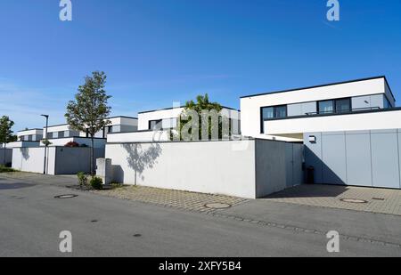 Allemagne, Bavière, haute-Bavière, Altötting, maisons individuelles en rangée, toits plats, architecture moderne Banque D'Images