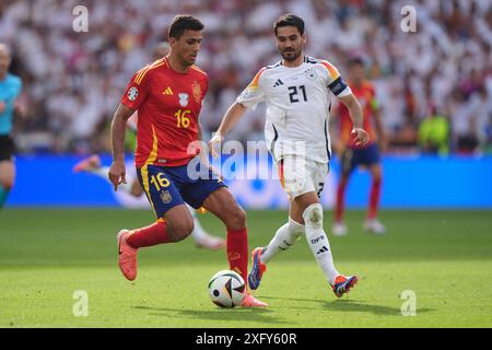 L’Espagnol Rodri en action contre l’Allemand Ilkay Gundogan lors de l’UEFA Euro 2024, quart de finale à la Stuttgart Arena à Stuttgart, Allemagne. Date de la photo : vendredi 5 juillet 2024. Banque D'Images