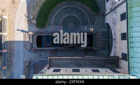 Photographie par drone d'une roue à eau historique près d'un vieux manoir pendant la journée ensoleillée du printemps Banque D'Images