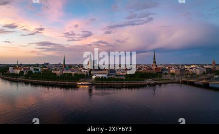 Vue aérienne de Riga Skyline au coucher du soleil avec l'église Peter's Church et la cathédrale Riga Dome Banque D'Images