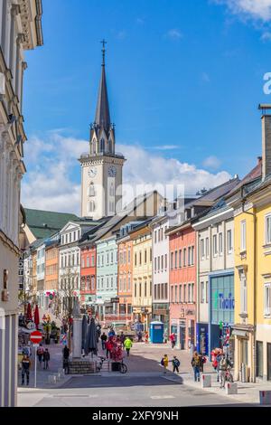 La rue principale de la vieille ville de Villach avec les bâtiments colorés et le clocher de l'église paroissiale de nouveaux Jakob, Villach, Carinthie, Autriche Banque D'Images