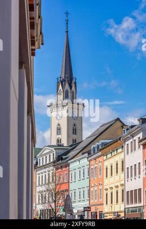 La rue principale de la vieille ville de Villach avec les bâtiments colorés et le clocher de l'église paroissiale de nouveaux Jakob, Villach, Carinthie, Autriche Banque D'Images