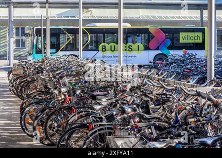 multitude de vélos garés près de la gare centrale de villach, carinthie, autriche Banque D'Images