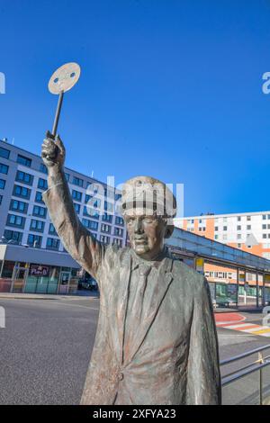 Le travailleur des chemins de fer, statue en bronze conçue par Friedhelm Zilly à l'entrée de la gare principale de Villach, Carinthie, Autriche Banque D'Images