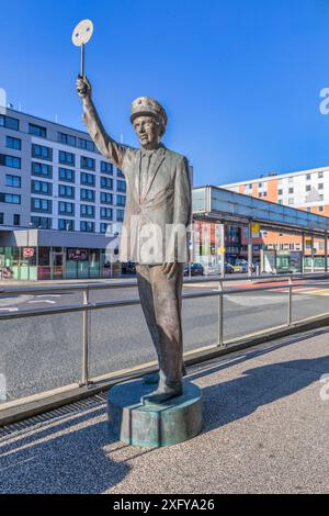 Le travailleur des chemins de fer, statue en bronze conçue par Friedhelm Zilly à l'entrée de la gare principale de Villach, Carinthie, Autriche Banque D'Images