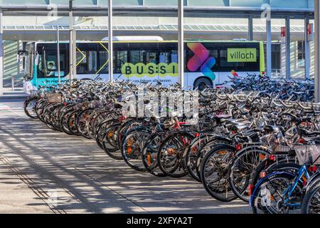 multitude de vélos garés près de la gare centrale de villach, carinthie, autriche Banque D'Images