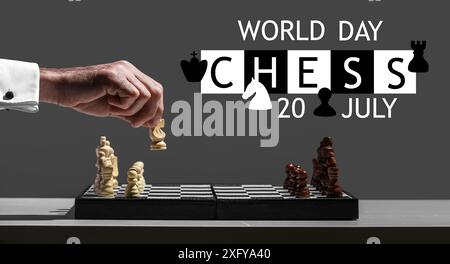 Homme jouant aux échecs sur fond sombre. Journée internationale des échecs Banque D'Images