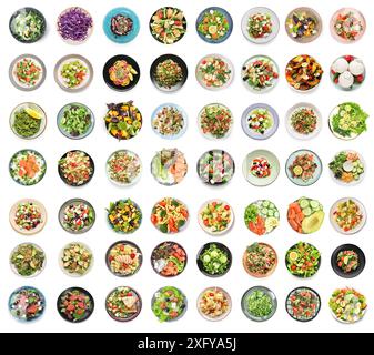 Ensemble de nombreuses salades différentes isolé sur blanc, vue de dessus Banque D'Images