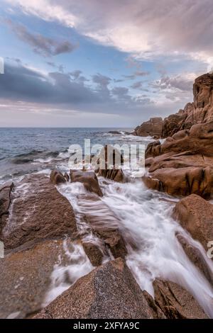 Lever du soleil à Punta Molentis, Villasimius, province of South Sardinia, Sardaigne, Italie Banque D'Images