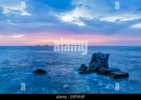 Lever du soleil à Punta Molentis, Villasimius, province of South Sardinia, Sardaigne, Italie Banque D'Images