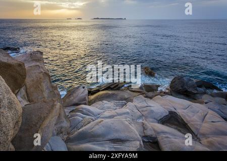 Lever du soleil à Punta Molentis, Villasimius, province of South Sardinia, Sardaigne, Italie Banque D'Images