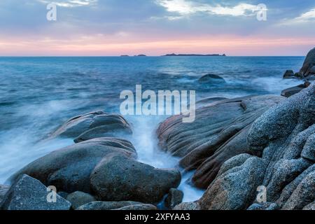 Lever du soleil à Punta Molentis, Villasimius, province of South Sardinia, Sardaigne, Italie Banque D'Images