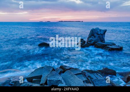 Lever du soleil à Punta Molentis, Villasimius, province of South Sardinia, Sardaigne, Italie Banque D'Images