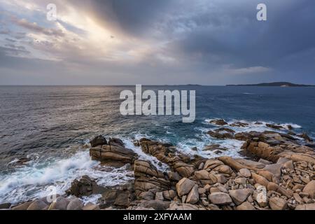 Lever du soleil à Punta Molentis, Villasimius, province of South Sardinia, Sardaigne, Italie Banque D'Images