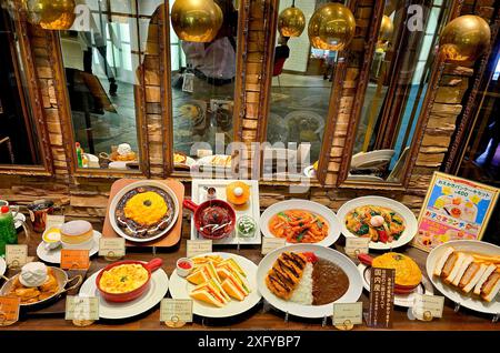 La nourriture en plastique, également connue sous le nom de « Shokuhin Sampuru » en japonais, est un type de réplique alimentaire en plastique. Ils sont couramment utilisés dans les affichages de rue de restaurant pour représenter les plats disponibles à l'intérieur. La nourriture en plastique est utilisée au Japon depuis des siècles, mais elle est devenue plus populaire au début du XXe siècle. La nourriture en plastique est une partie unique de la culture japonaise, et c'est un exemple fascinant de la façon dont l'art et le commerce peuvent se croiser. Japon. Banque D'Images