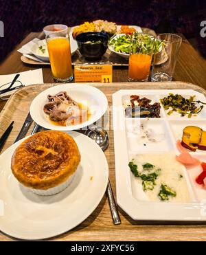 La nourriture en plastique, également connue sous le nom de « Shokuhin Sampuru » en japonais, est un type de réplique alimentaire en plastique. Ils sont couramment utilisés dans les affichages de rue de restaurant pour représenter les plats disponibles à l'intérieur. La nourriture en plastique est utilisée au Japon depuis des siècles, mais elle est devenue plus populaire au début du XXe siècle. La nourriture en plastique est une partie unique de la culture japonaise, et c'est un exemple fascinant de la façon dont l'art et le commerce peuvent se croiser. Japon. Banque D'Images