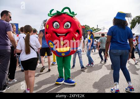 Munich, Bavière, Allemagne - 5 juillet 2024 : fan zone à Munich à l'Olympiapark pendant le quart de finale de l'UEFA EURO 2024 Allemagne contre Espagne. Sponsor officiel LIDL avec une mascotte de fraises *** Fanzone in München im Olympiapark beim Viertelfinale der UEFA EURO 2024 Deutschland gegen Spanien. Offizieller Sponsor LIDL mit einem Erdbeer Maskottchen Banque D'Images