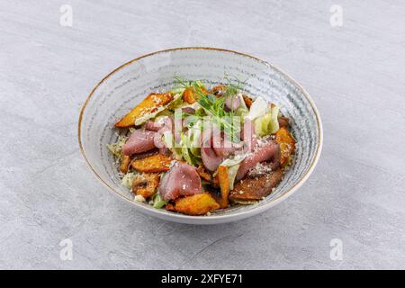 Salade avec rôti de bœuf et pommes de terre pour le site de livraison de nourriture Banque D'Images