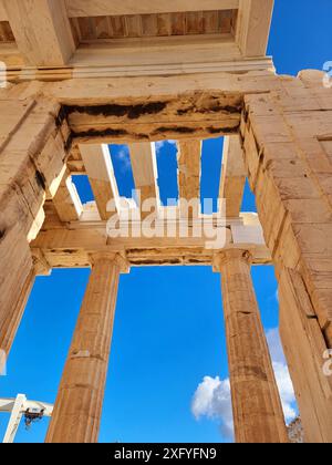 Vue sur l'Acropole d'Athènes. S'élevant à 490 pieds au-dessus d'Athènes se trouvent les ruines de la citadelle de l'Acropole. Le site s'étend sur 7,3 acres et remonte à l'époque néolithique moyen (10 000 av. J.-C.). Plusieurs espaces monumentaux tels que le Parthénon, le vieux temple d'Athéna, l'Érechtheum, le temple d'Athéna Nike, le théâtre de Dionysos Eleuthereus, et d'autres peuvent être trouvés dans les ruines. La plupart des temples majeurs, y compris le Parthénon, ont été reconstruits par ordre de Périclès pendant l'âge d'or d'Athènes (460–430 av. J.-C.). Phidias, un sculpteur athénien, et Ictinus et Callicrate, deux architectes célèbres, étaient R Banque D'Images