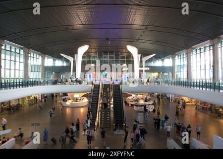 Warszawa Centralna (nom officiel polonais depuis 2019 Dworzec Centralny im. Stanisława Moniuszki), connue en anglais sous le nom de gare centrale de Varsovie Banque D'Images