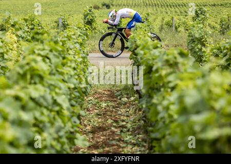 Gevrey Chambertin, France. 05 juillet 2024. Le français Sandy Dujardin de TotalEnergies photographié en action lors de l'étape 7 du Tour de France 2024, un contre-la-montre individuel de nuits-Saint-Georges à Gevrey-Chambertin, France (25, 3 km) le vendredi 05 juillet 2024. La 111ème édition du Tour de France débute le samedi 29 juin et se termine à Nice le 21 juillet. BELGA PHOTO DAVID PINTENS crédit : Belga News Agency/Alamy Live News Banque D'Images