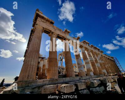 Vue sur l'Acropole d'Athènes. S'élevant à 490 pieds au-dessus d'Athènes se trouvent les ruines de la citadelle de l'Acropole. Le site s'étend sur 7,3 acres et remonte à l'époque néolithique moyen (10 000 av. J.-C.). Plusieurs espaces monumentaux tels que le Parthénon, le vieux temple d'Athéna, l'Érechtheum, le temple d'Athéna Nike, le théâtre de Dionysos Eleuthereus, et d'autres peuvent être trouvés dans les ruines. La plupart des temples majeurs, y compris le Parthénon, ont été reconstruits par ordre de Périclès pendant l'âge d'or d'Athènes (460–430 av. J.-C.). Phidias, un sculpteur athénien, et Ictinus et Callicrate, deux architectes célèbres, étaient R Banque D'Images