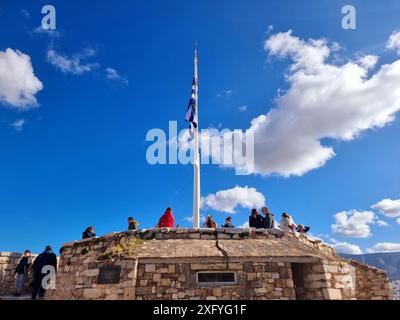 Vue sur l'Acropole d'Athènes. S'élevant à 490 pieds au-dessus d'Athènes se trouvent les ruines de la citadelle de l'Acropole. Le site s'étend sur 7,3 acres et remonte à l'époque néolithique moyen (10 000 av. J.-C.). Plusieurs espaces monumentaux tels que le Parthénon, le vieux temple d'Athéna, l'Érechtheum, le temple d'Athéna Nike, le théâtre de Dionysos Eleuthereus, et d'autres peuvent être trouvés dans les ruines. La plupart des temples majeurs, y compris le Parthénon, ont été reconstruits par ordre de Périclès pendant l'âge d'or d'Athènes (460–430 av. J.-C.). Phidias, un sculpteur athénien, et Ictinus et Callicrate, deux architectes célèbres, étaient R Banque D'Images