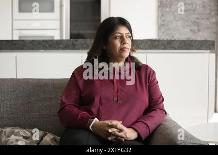 Sérieuse femme indienne mature pensive regardant loin avec un visage réfléchi Banque D'Images