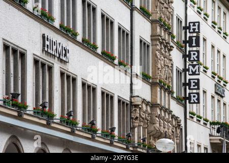 Façade du magasin de mode Hirmer dans la zone piétonne de Munich Banque D'Images