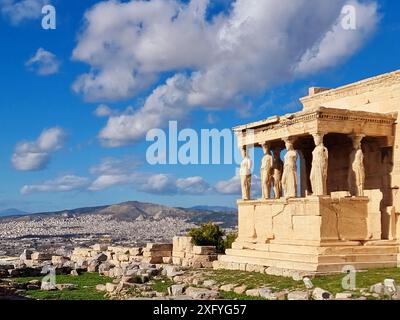 Vue sur l'Acropole d'Athènes. S'élevant à 490 pieds au-dessus d'Athènes se trouvent les ruines de la citadelle de l'Acropole. Le site s'étend sur 7,3 acres et remonte à l'époque néolithique moyen (10 000 av. J.-C.). Plusieurs espaces monumentaux tels que le Parthénon, le vieux temple d'Athéna, l'Érechtheum, le temple d'Athéna Nike, le théâtre de Dionysos Eleuthereus, et d'autres peuvent être trouvés dans les ruines. La plupart des temples majeurs, y compris le Parthénon, ont été reconstruits par ordre de Périclès pendant l'âge d'or d'Athènes (460–430 av. J.-C.). Phidias, un sculpteur athénien, et Ictinus et Callicrate, deux architectes célèbres, étaient R Banque D'Images