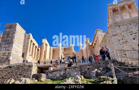 Vue sur l'Acropole d'Athènes. S'élevant à 490 pieds au-dessus d'Athènes se trouvent les ruines de la citadelle de l'Acropole. Le site s'étend sur 7,3 acres et remonte à l'époque néolithique moyen (10 000 av. J.-C.). Plusieurs espaces monumentaux tels que le Parthénon, le vieux temple d'Athéna, l'Érechtheum, le temple d'Athéna Nike, le théâtre de Dionysos Eleuthereus, et d'autres peuvent être trouvés dans les ruines. La plupart des temples majeurs, y compris le Parthénon, ont été reconstruits par ordre de Périclès pendant l'âge d'or d'Athènes (460–430 av. J.-C.). Phidias, un sculpteur athénien, et Ictinus et Callicrate, deux architectes célèbres, étaient Banque D'Images