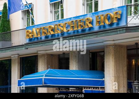 L'Hotel Bayerischer Hof est situé sur Promenadeplatz à Munich Banque D'Images