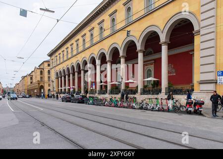 Palais Toerring-Jettenbach, l'ancien bureau de poste principal ou bureau de poste de résidence, construit par Leo von Klenze, est situé sur Max-Joseph-Platz sur Maximilianstraße dans le centre-ville de Munich Banque D'Images