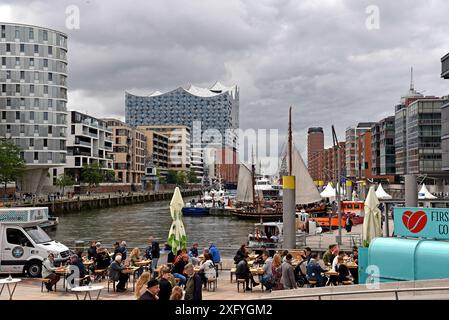 Europe, Allemagne, ville hanséatique de Hambourg, Hafen-City, Elbe, Elbphilharmonie, les gens à Sandtorkai Banque D'Images