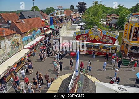 Europe, Allemagne, région métropolitaine de Hambourg, basse-Saxe, stade district, Buxtehude, Neukloster, Whitsun Market, environ 130 showmen chaque année, vue sur le marais et B73 depuis la grande roue Banque D'Images