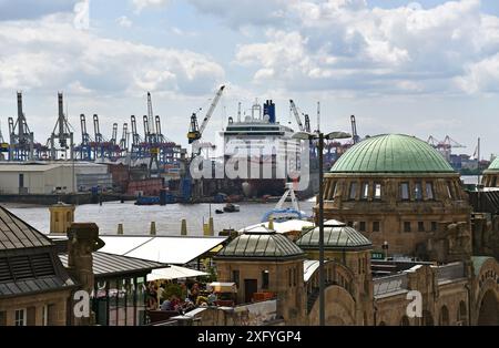 Europe, Germany, Hanseatic City of Hamburg, préparé Pauli Landungsbrücken, View Over Elbe to Blohm und Voss Shipyard, Dock Elbe 17, navire à passagers en quai Banque D'Images