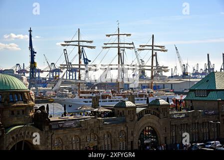 Europe, Allemagne, ville hanséatique de Hambourg, à l'hôtel Pauli Landungsbrücken, Elbe, accès à la station de métro S-Bahnhof, navires-musée, Sea Cloud Spirit, croisière avec navire à trois mâts entièrement gréé, réception avec bateau-pompier, fontaine Banque D'Images
