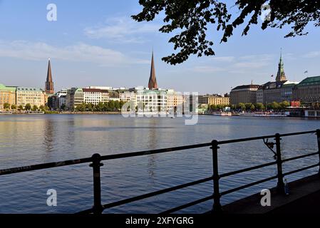 Europe, Allemagne, ville hanséatique de Hambourg, Jungfernstieg, Binnenalster, vue sur Ballindamm Banque D'Images