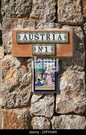 Tuiles peintes, nom de rue et image d'un saint sur un mur de pierre, Valldemossa, région de la Serra de Tramuntana, Majorque, Îles Baléares, Espagne, Europe Banque D'Images