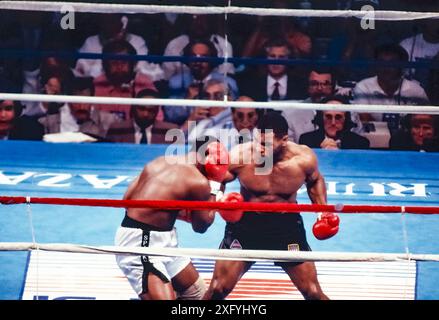 Mike Tyson assomme Michael Spinks au premier tour de leur combat de championnat des poids lourds. Banque D'Images