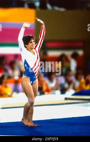 Mary Lou Retton (États-Unis) se produisant dans l'exercice au sol aux Jeux Olympiques d'été de 1984 Banque D'Images