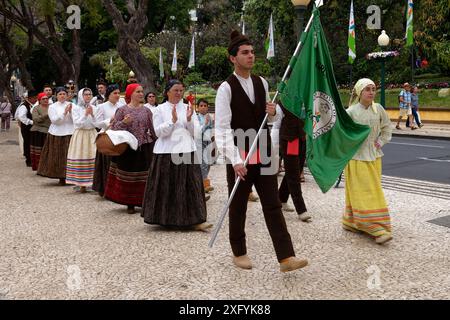 Groupe de danse folklorique dans la zone piétonne (Avenida Arriaga) de la vieille ville de Funchal, Funchal, Ilha de Madère, océan Atlantique, île de Madère, Portugal Banque D'Images