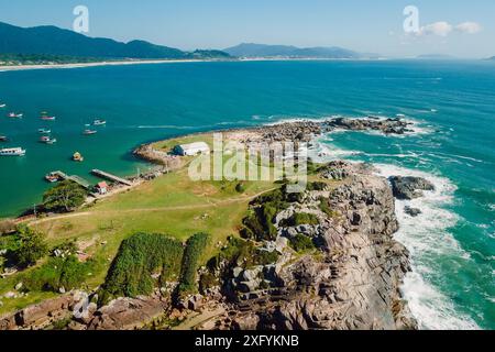 Journée ensoleillée sur le rivage rocheux avec océan au Brésil. Vue drone de Ponta das Campanhas Banque D'Images