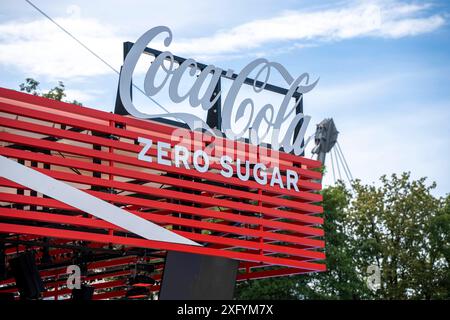 München, Bayern, Deutschland - 5. Juillet 2024 : Coca-Cola Zero Sugar Stand in der Fanzone in München im Olympiapark. Coca Cola ist offizieller Sponsor der UEFA EURO 2024 *** Coca-Cola Zero Sugar Stand in der Fanzone in München im Olympiapark. Coca Cola ist offizieller Sponsor der UEFA EURO 2024 Banque D'Images