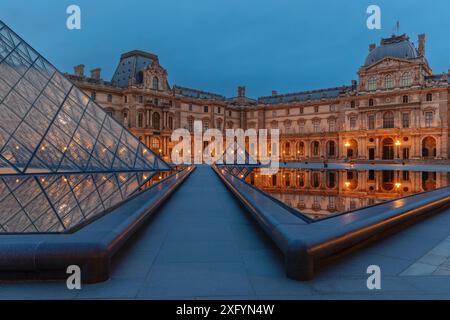 Pyramide de verre au Musée du Louvre, Paris, Ile de France, France Banque D'Images