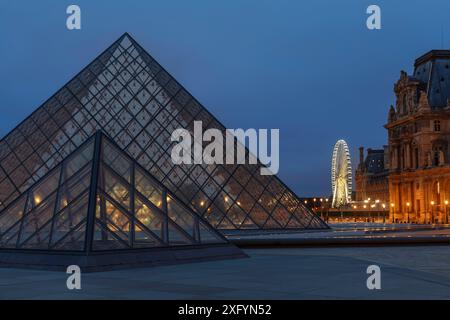 Pyramide de verre au Musée du Louvre, Paris, Ile de France, France Banque D'Images