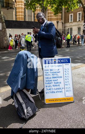 Londres, Royaume-Uni. 05 juillet 2024. Un bookmaker donne des cotes de pari sur le nouveau chef du Parti conservateur. Les foules se rassemblent à Whitehall alors que le premier ministre nouvellement élu, Sir Kier Starmer, arrive à Downing Street. Crédit : SOPA images Limited/Alamy Live News Banque D'Images